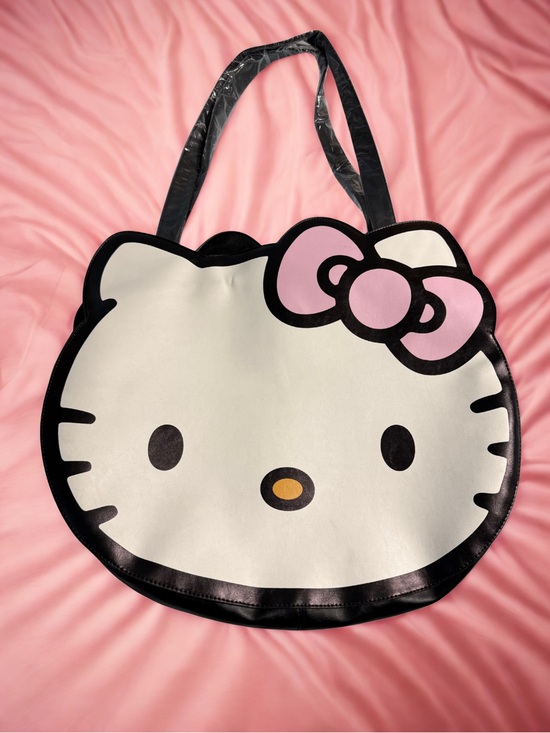 Hello Kitty Handbags - Hello Kitty XL Tote with Pink Bow zipper closure